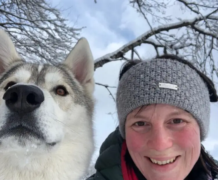 Claudia - Hundebetreuerin im Hundezentrum ASKOM in Bad Tölz, bei der Betreuung eines Hundes.