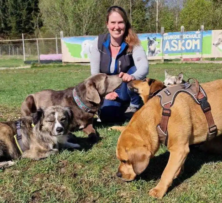 Tamara, Hundebetreuerin im Hundezentrum ASKOM in Bad Tölz, bei der Betreuung eines Hundes.